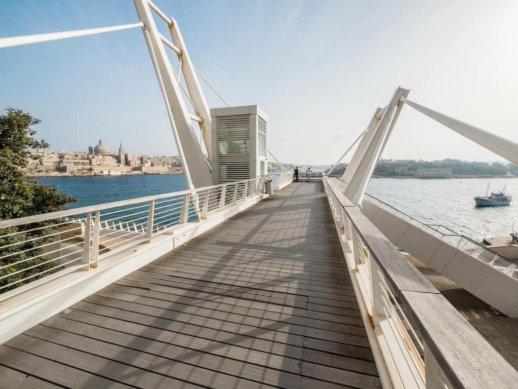 Idyllic Apartment Steps From The Promenade Сліма Екстер'єр фото