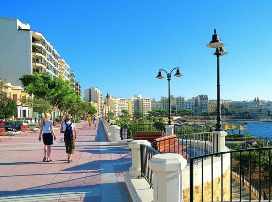 Idyllic Apartment Steps From The Promenade Сліма Екстер'єр фото